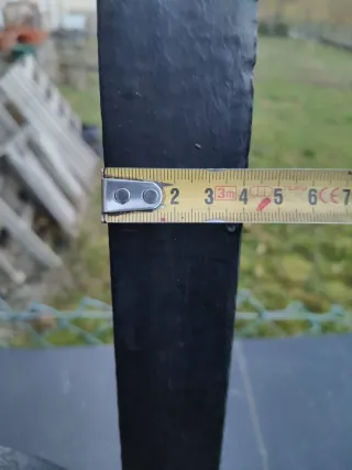 Puerta de hierro maciza en color negro