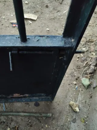 Puerta de hierro maciza en color negro