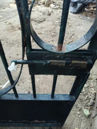 Puerta de hierro maciza en color negro