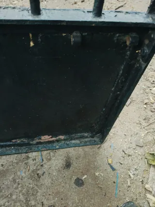 Puerta de hierro maciza en color negro