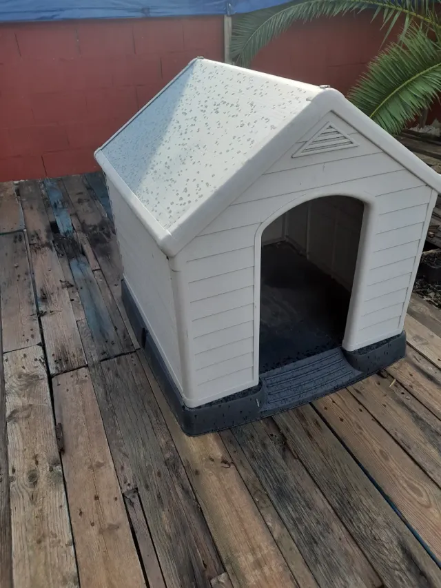 Caseta perro grande Keter gris/blanca