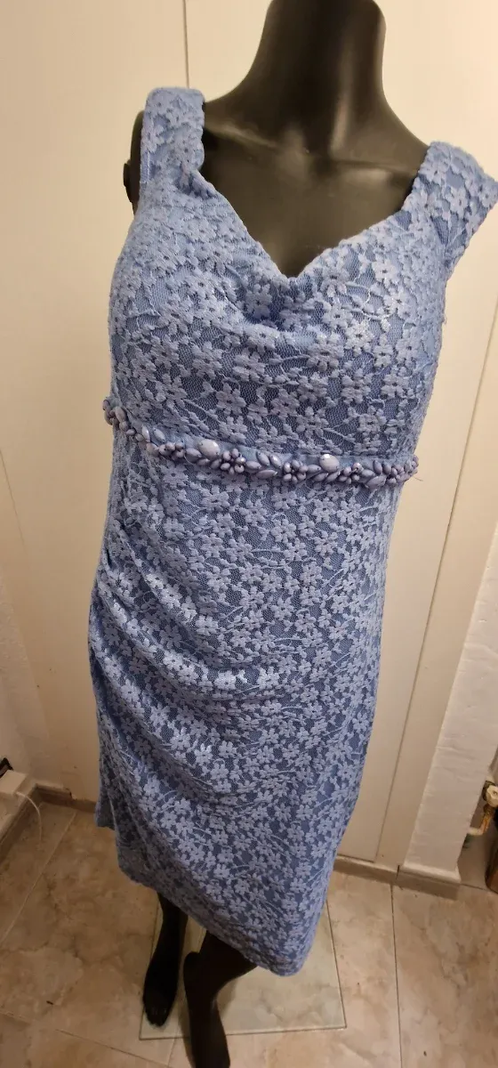 Vestido azul de encaje con pedrería