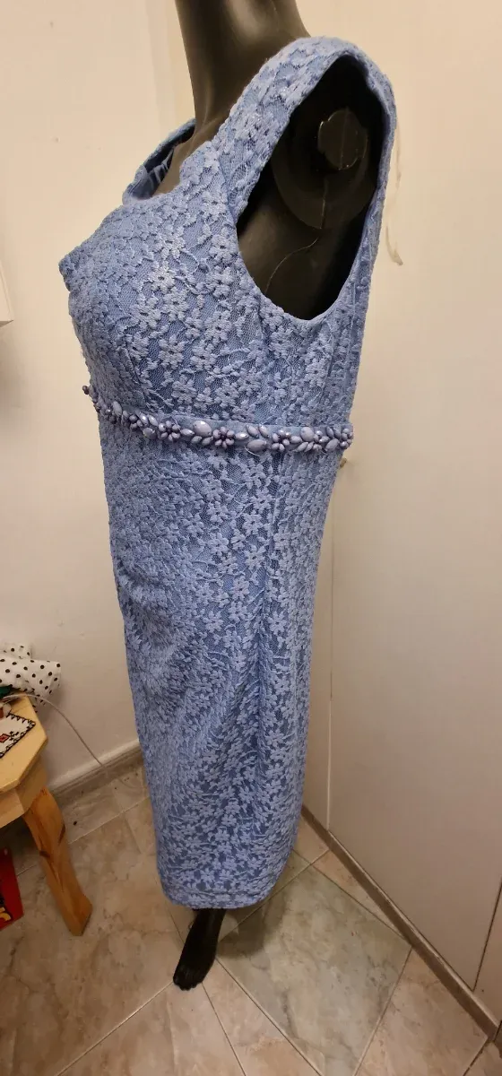 Vestido azul de encaje con pedrería