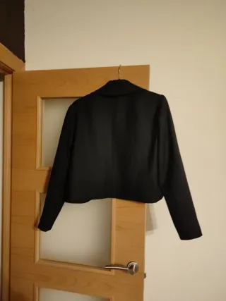 Chaqueta de vestir negra con forro rojo