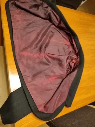 Chaqueta de vestir negra con forro rojo