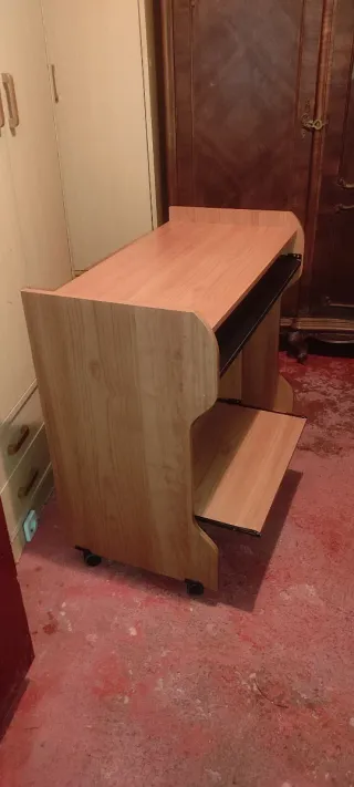 Escritorio para PC con bandejas correderas