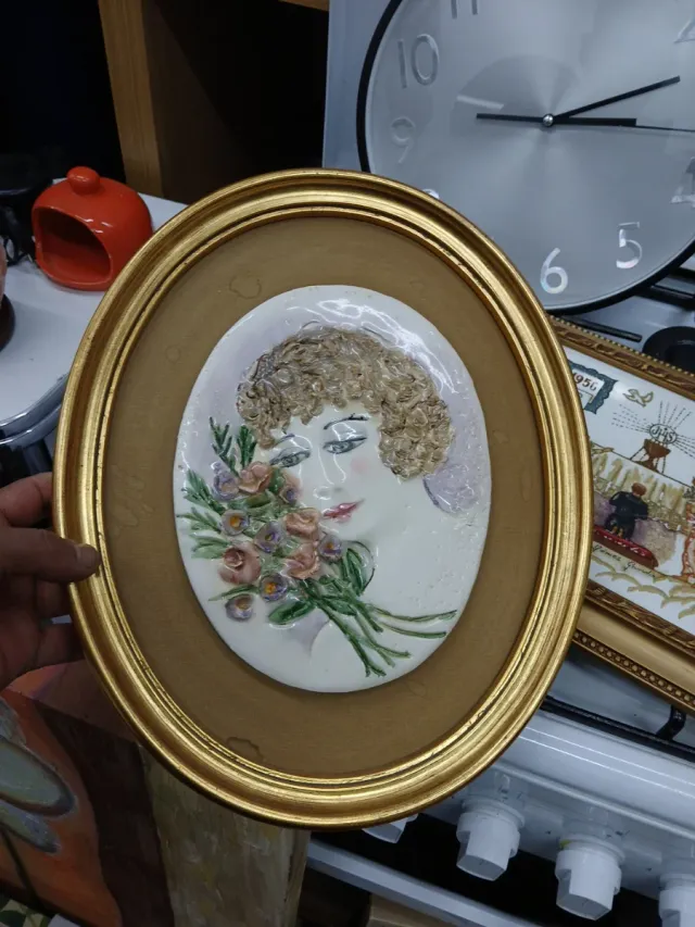 Cuadro ovalado mujer con flores