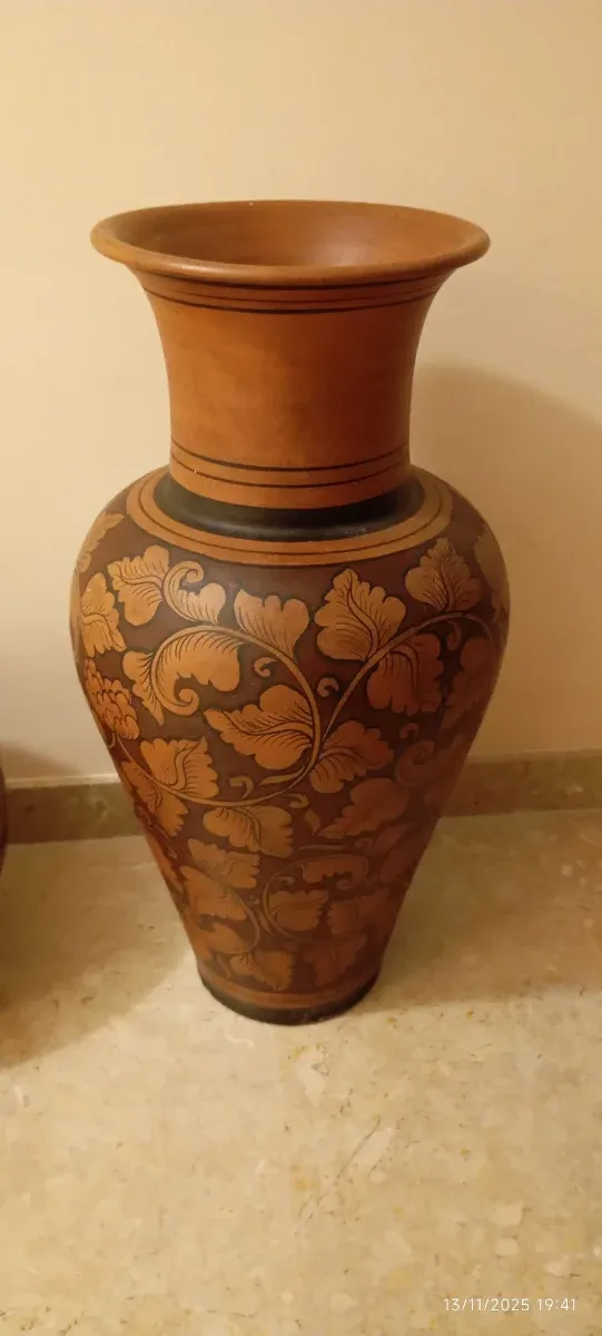 Jarrón de terracota con diseño floral