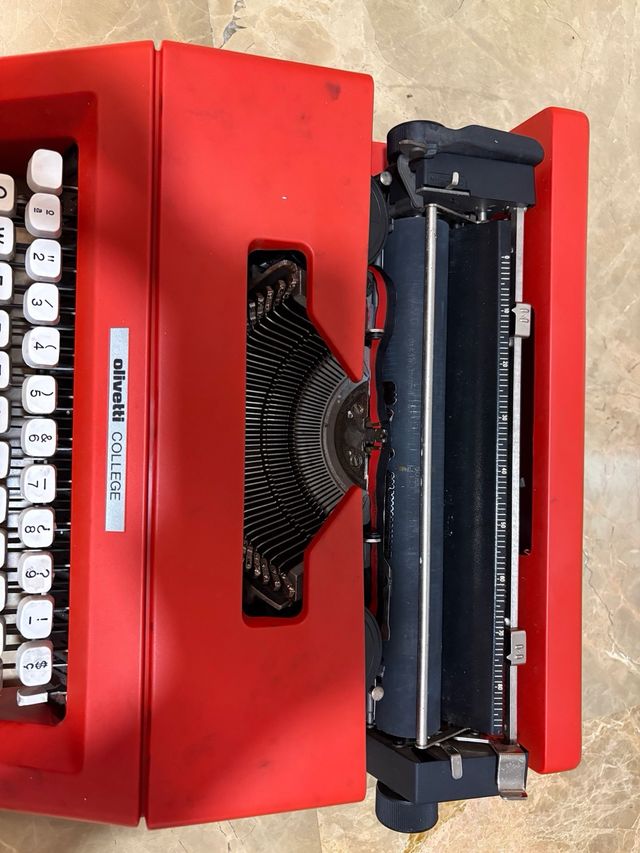 Máquina de escribir Olivetti College Roja