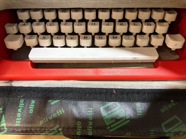 Máquina de escribir Olivetti College Roja