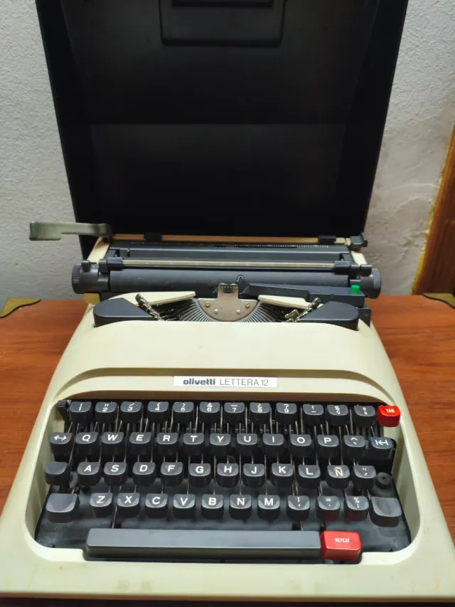 Máquina de escribir Olivetti Lettera 12