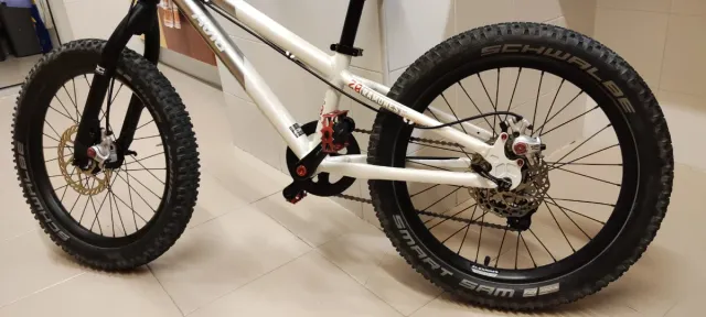 Bicicleta Commencal Ramones 20 montada a medida.