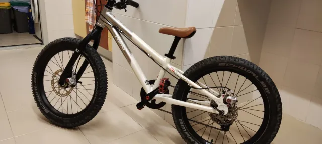 Bicicleta Commencal Ramones 20 montada a medida.