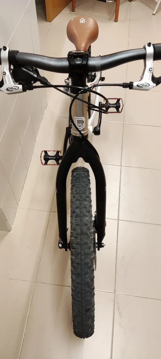 Bicicleta Commencal Ramones 20 montada a medida.