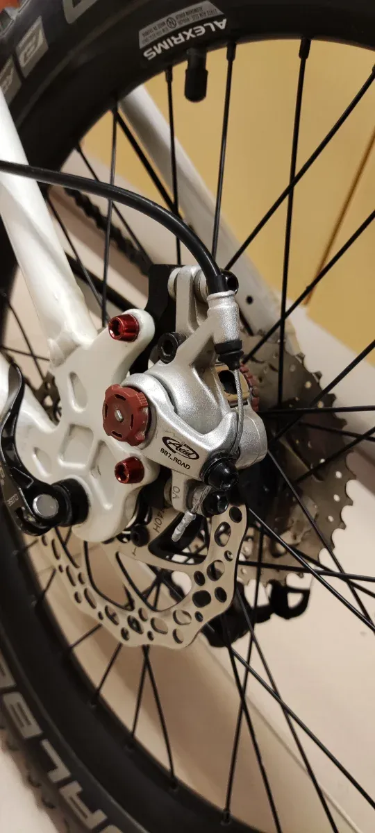 Bicicleta Commencal Ramones 20 montada a medida.