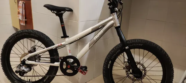 Bicicleta Commencal Ramones 20 montada a medida.