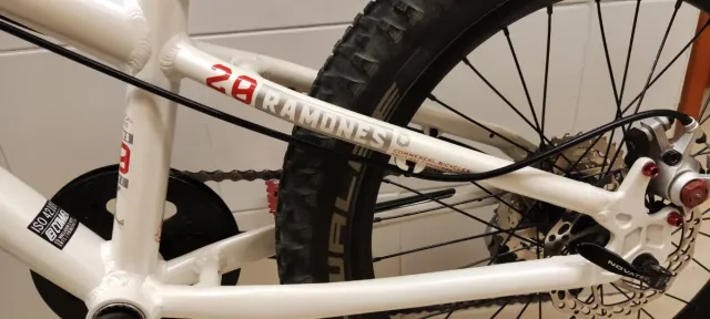 Bicicleta Commencal Ramones 20 montada a medida.