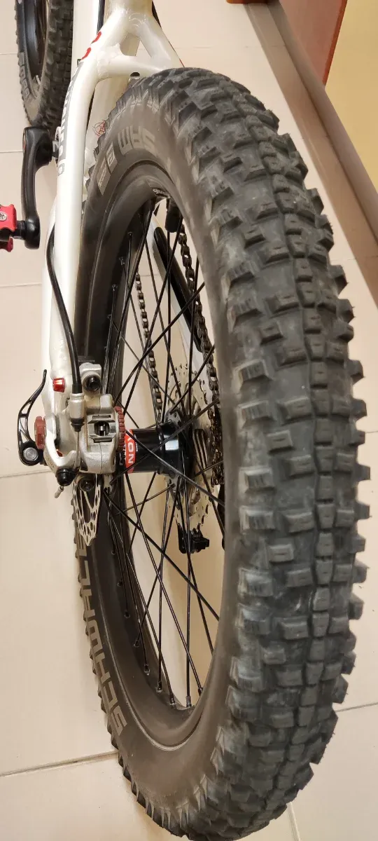 Bicicleta Commencal Ramones 20 montada a medida.