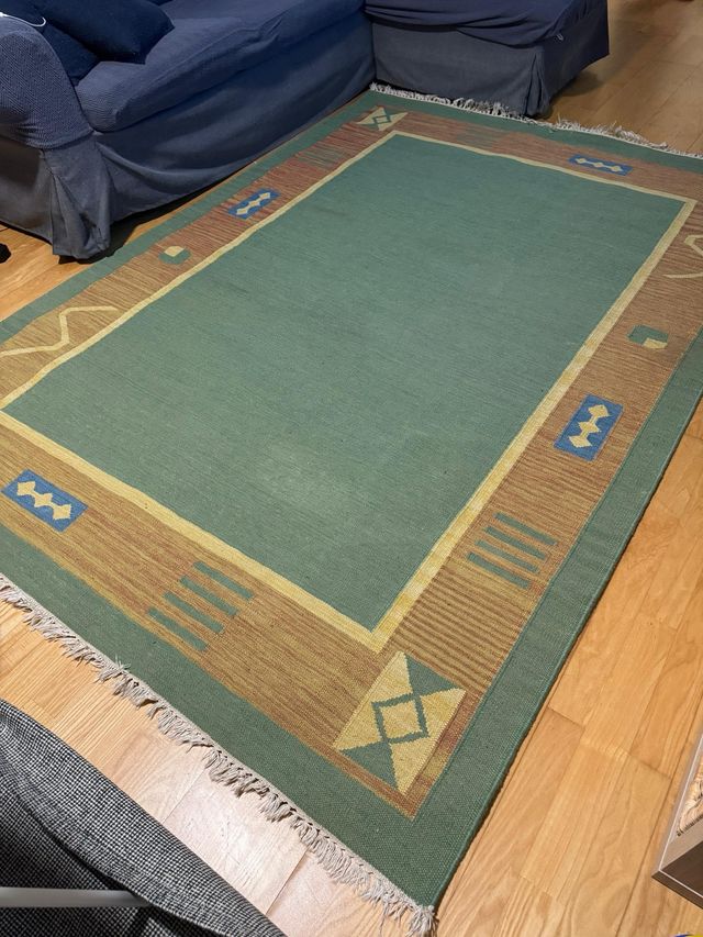 Alfombra verde y amarilla