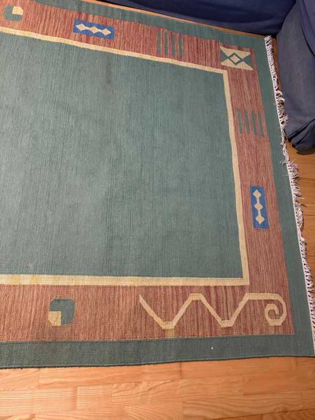 Alfombra verde y amarilla