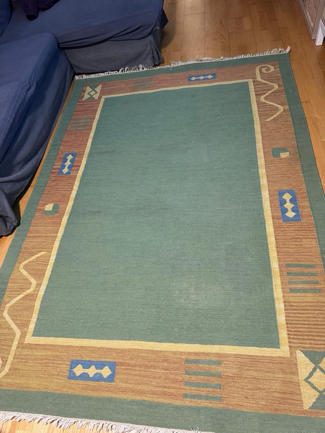 Alfombra verde y amarilla