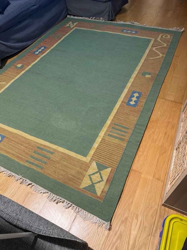 Alfombra verde y amarilla