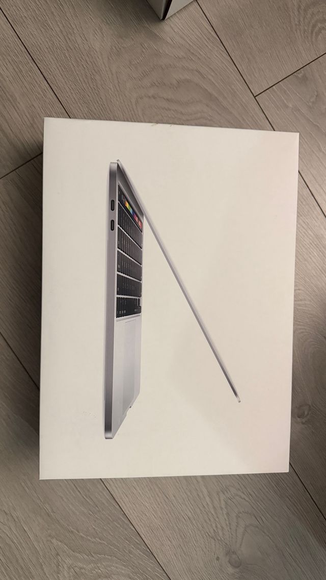 Caja MacBook Pro Apple vacía