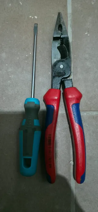 Alicates y destornillador