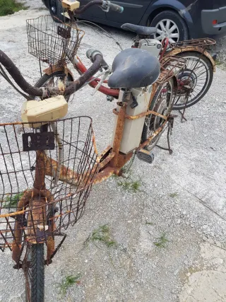 Biciclette elettriche arrugginite