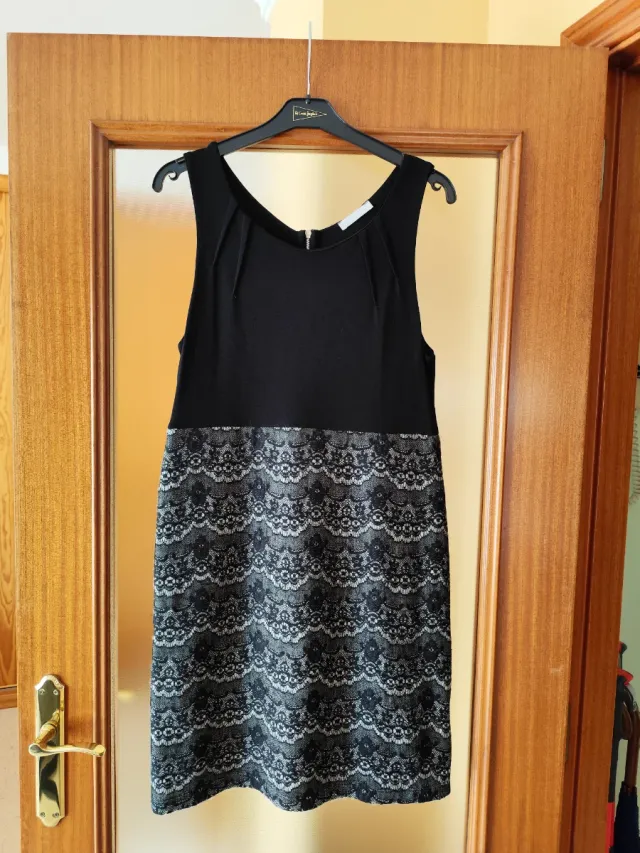 Vestido negro y simulación de encaje