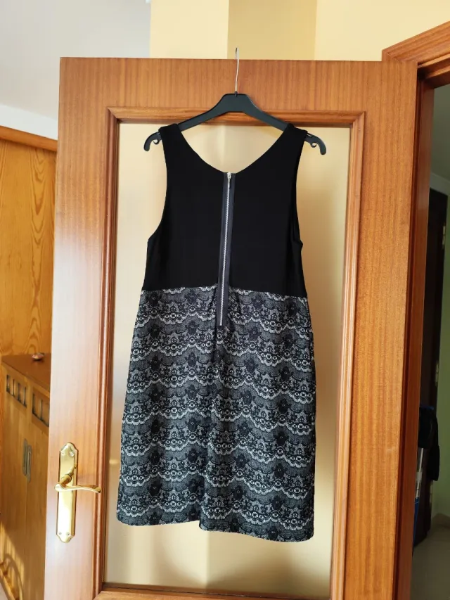 Vestido negro y simulación de encaje