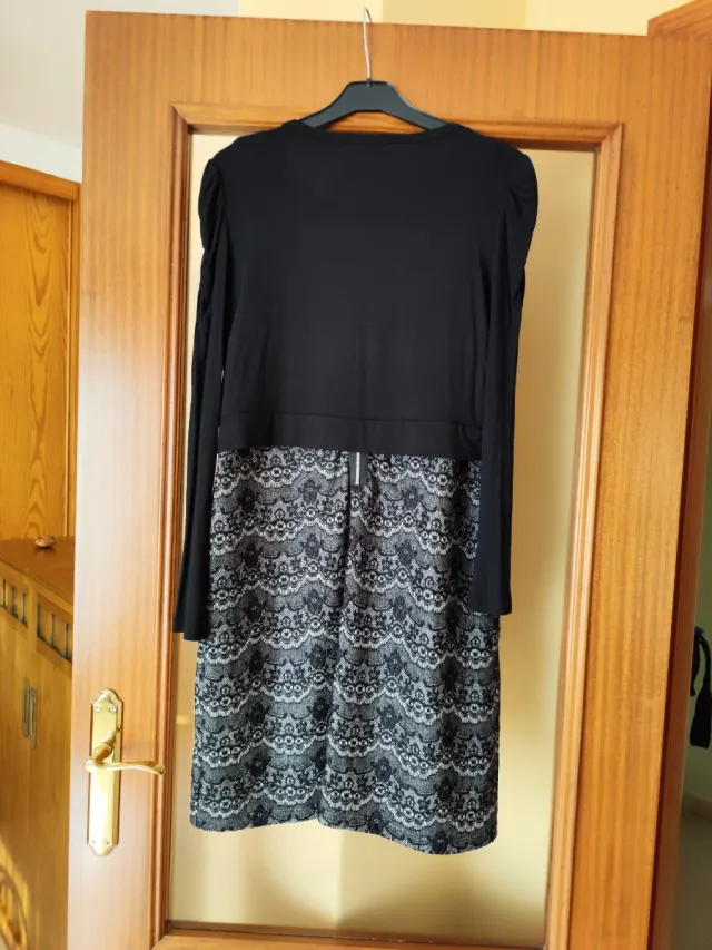 Vestido negro y simulación de encaje