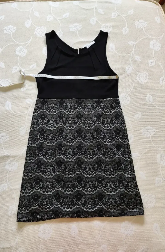 Vestido negro y simulación de encaje