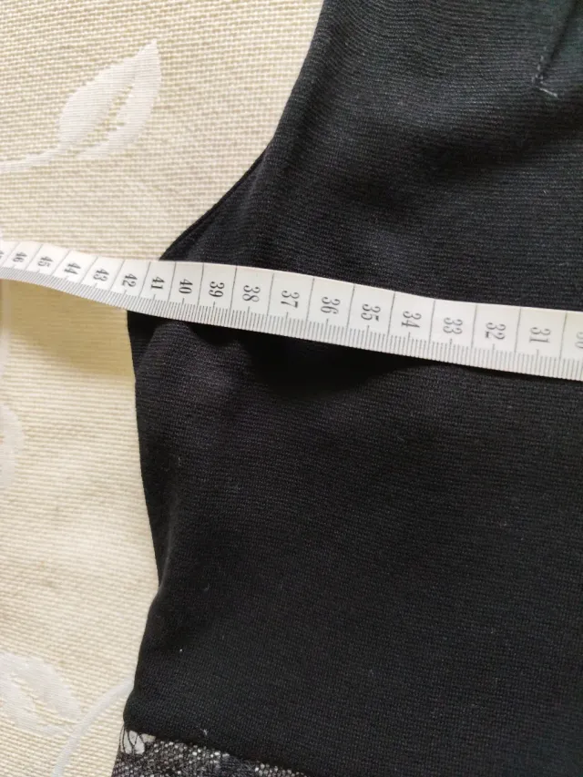 Vestido negro y simulación de encaje