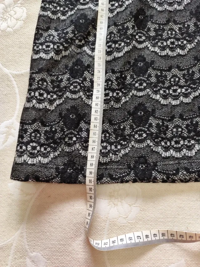 Vestido negro y simulación de encaje