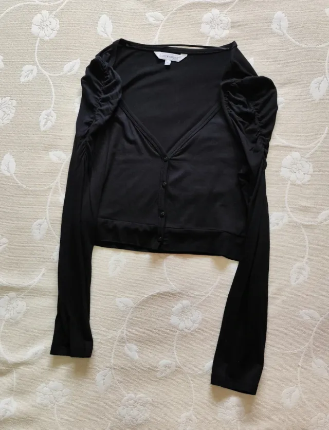 Vestido negro y simulación de encaje