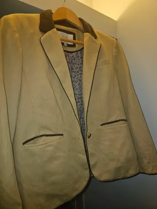 Americana beige con botones dorados