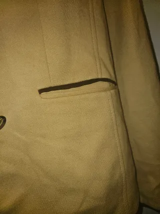 Americana beige con botones dorados