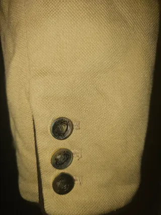 Americana beige con botones dorados