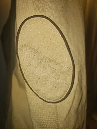 Americana beige con botones dorados