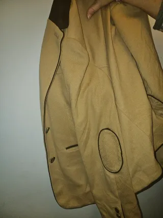 Americana beige con botones dorados