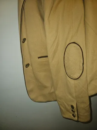 Americana beige con botones dorados