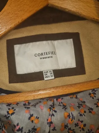 Americana beige con botones dorados