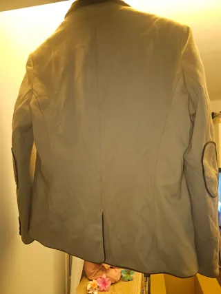 Americana beige con botones dorados