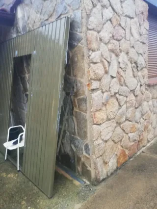 Portón abatible metálico 2.33x2.33