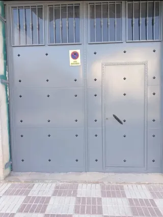 Portón o puerta de cochera con puerta peatonal