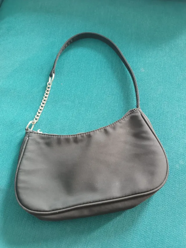 Bolsito negro de hombro con cadena