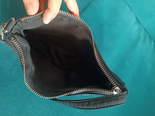 Bolsito negro de hombro con cadena