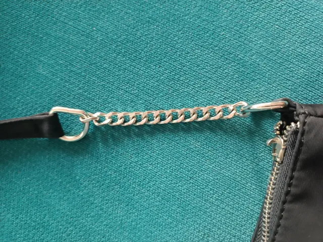 Bolsito negro de hombro con cadena