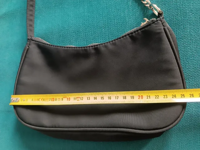 Bolsito negro de hombro con cadena